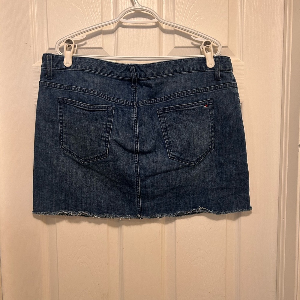 Tommy Hilfiger Jean skirt, frayed raw edge, size 18. - Picture 2 of 5